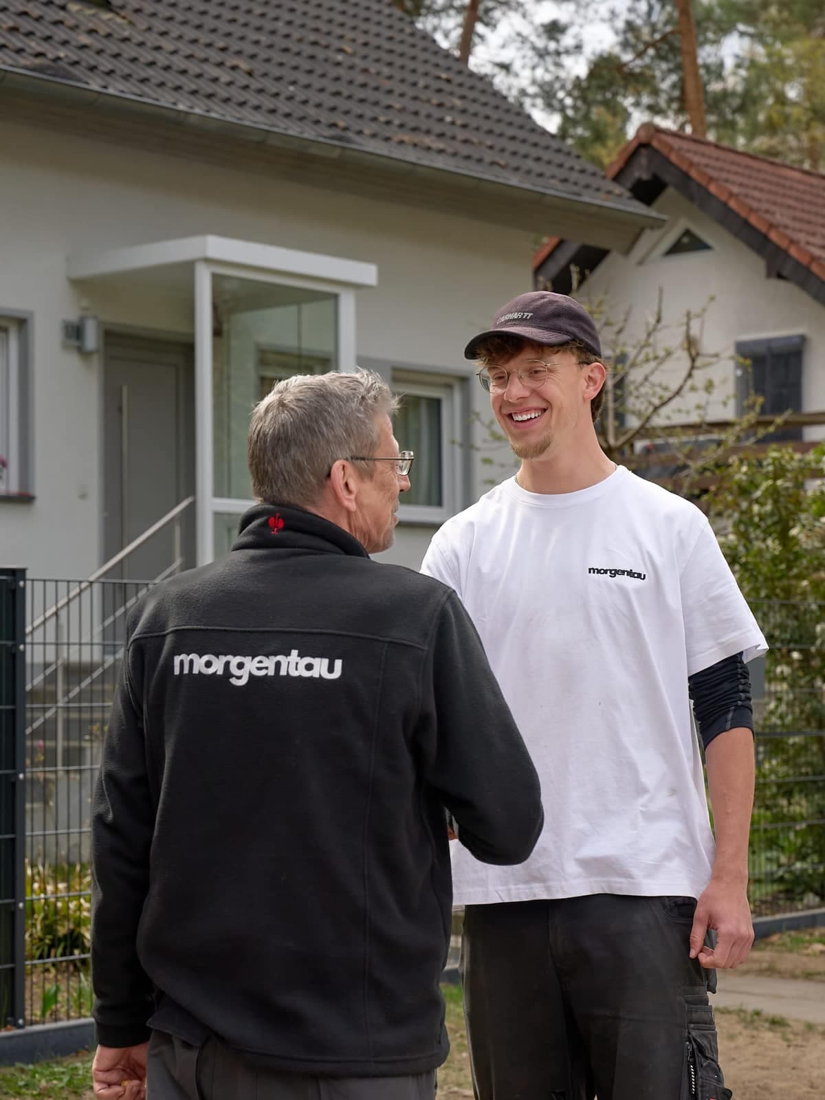 Zwei Morgentau-Mitarbeiter im Gespräch – persönliche Beratung vor Ort in Berlin